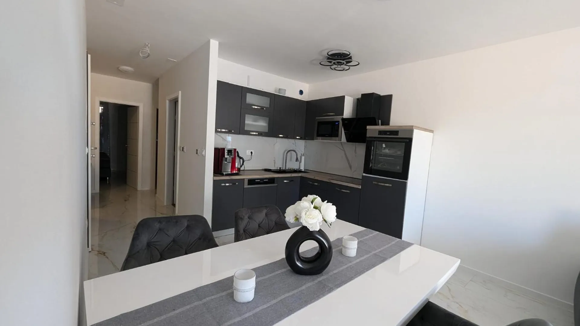 Apartment Katja In トロギール